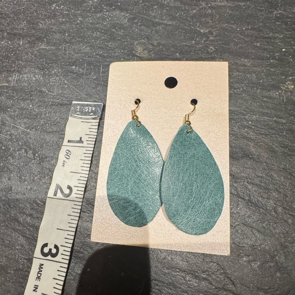 Gorgeous leather torquoise earrings! Teardrop shape with golden wires- zoom in: - Picture 3 of 6